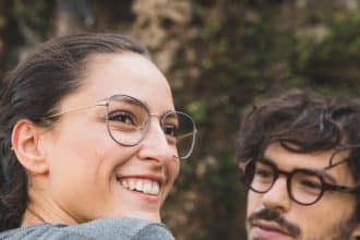 Opticien professionnel examinant des lunettes sur mesure pour un client