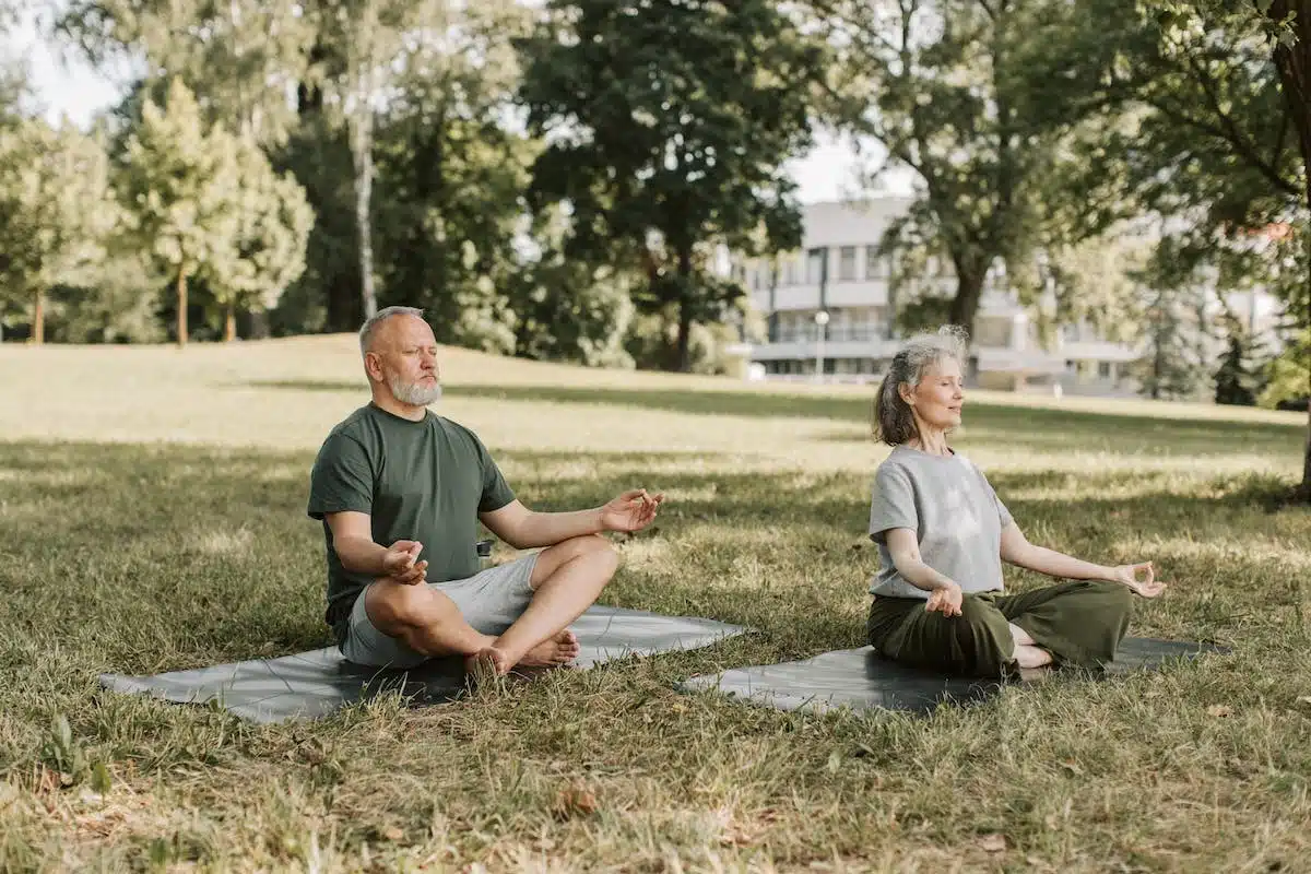senior méditation
