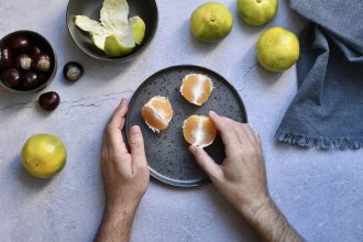 Repas équilibré préparé avec des ingrédients frais et colorés