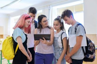 Groupe d'étudiants discutant de leurs besoins en santé