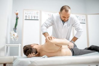 Masseur-kinésithérapeute en séance de rééducation manuelle