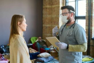 Médecin consultant un patient avec une tablette médicale