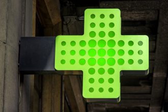 Pharmacie de garde ouverte avec produits médicaux accessibles