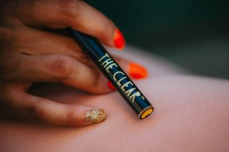Professionnel de la vape tenant un tube de e-liquide Liquideo Pro