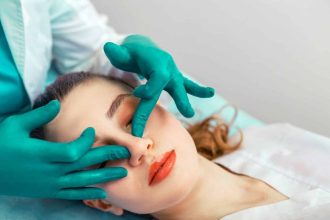 Chirurgien effectuant une rhinoplastie ultrasonique sur un patient