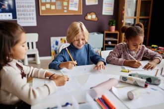 enfants apprenant dans une crèche privée à Lyon